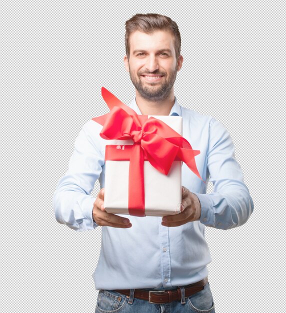 Hombre joven atractivo sujetando caja de regalo