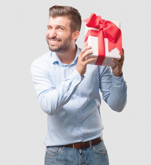 Hombre joven atractivo sujetando caja de regalo