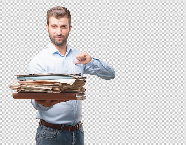 Hombre joven atractivo sujetando documentos