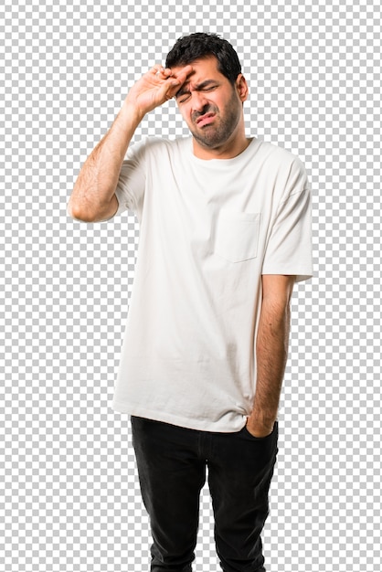 Hombre joven con camisa blanca con expresión cansada y enferma.