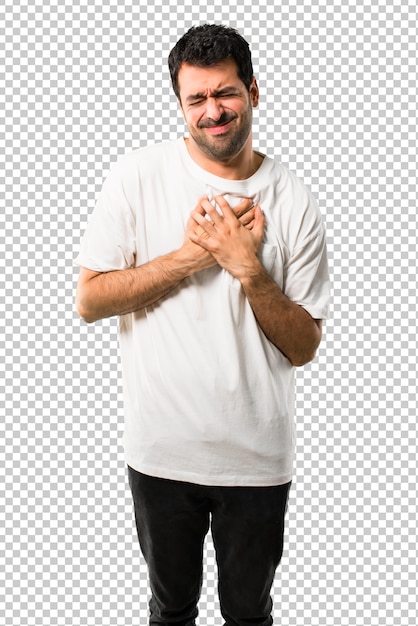 Hombre joven con la camisa blanca que tiene un dolor en el corazón. Ataque al corazón