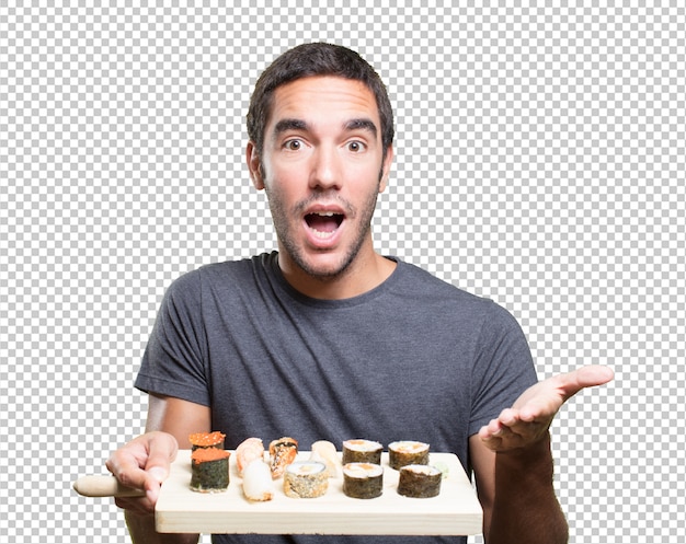 Hombre joven comiendo sushi