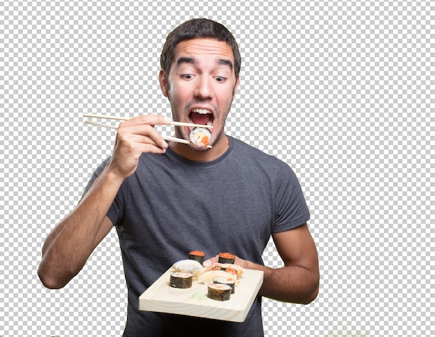 Hombre joven comiendo sushi