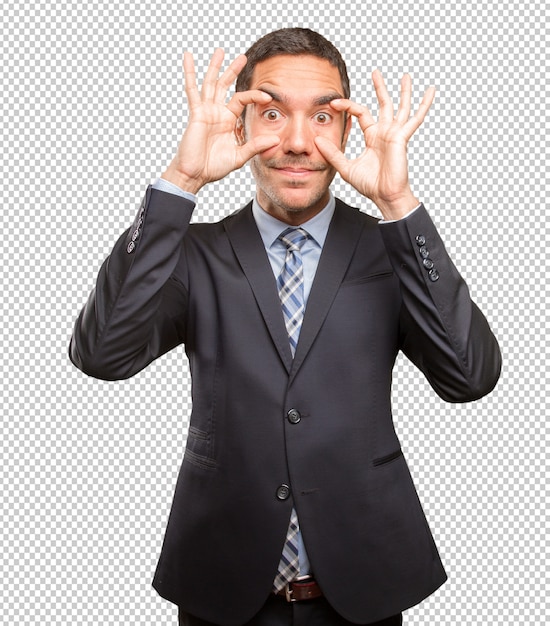 Hombre joven concentrado haciendo un gesto de observación