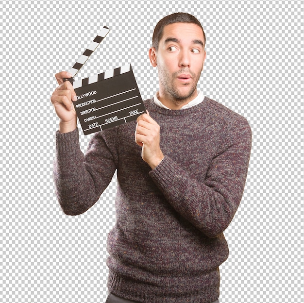 Hombre joven divertido que usa un clapperboard