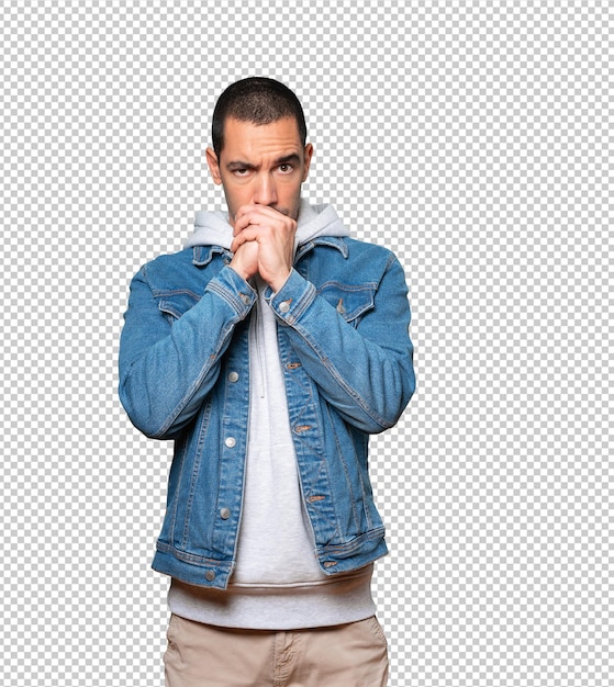 Hombre joven enojado posando contra el fondo