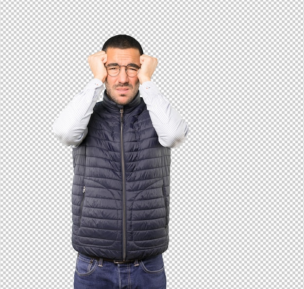 Hombre joven enojado posando