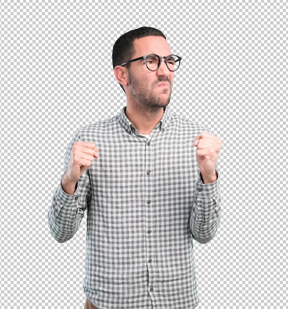 Hombre joven enojado posando