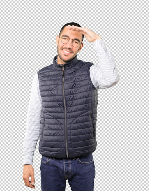 Hombre joven feliz con un gesto de apartar la mirada