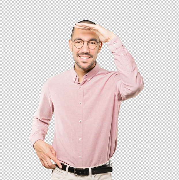 Hombre joven feliz con un gesto de apartar la mirada