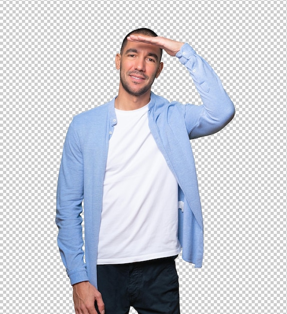 Hombre joven feliz con un gesto de apartar la mirada