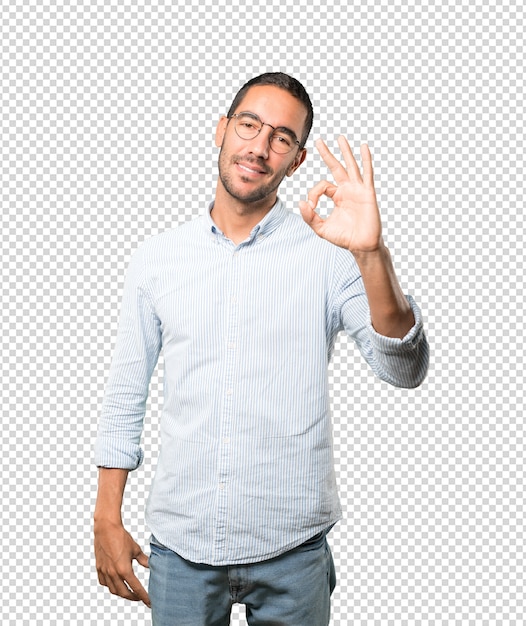 Hombre joven feliz haciendo un gesto bien