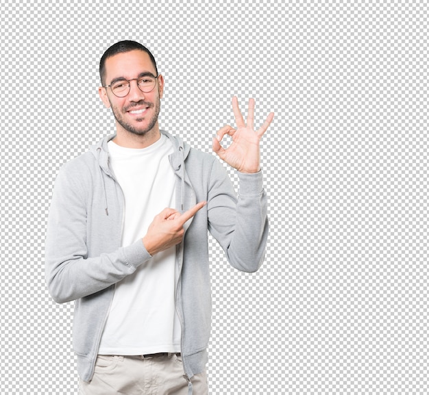 Hombre joven feliz haciendo un gesto bien