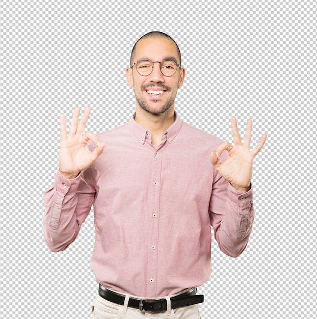 Hombre joven feliz haciendo un gesto bien