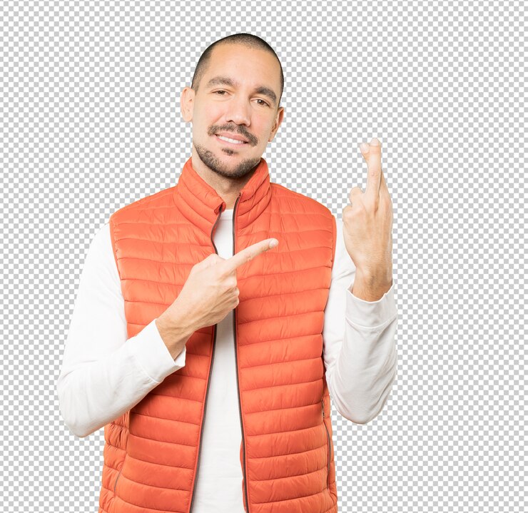 PSD hombre joven feliz haciendo un gesto de dedos cruzados