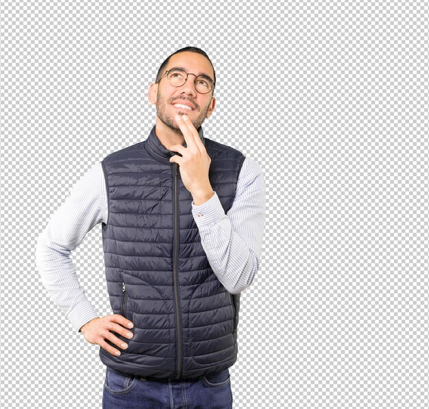 Hombre joven feliz haciendo un gesto de duda