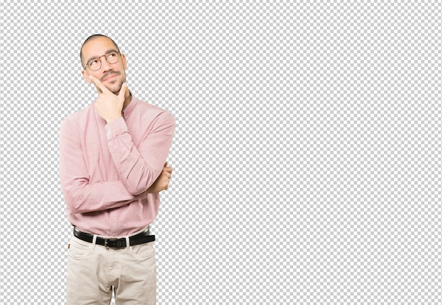 Hombre joven feliz haciendo un gesto de duda