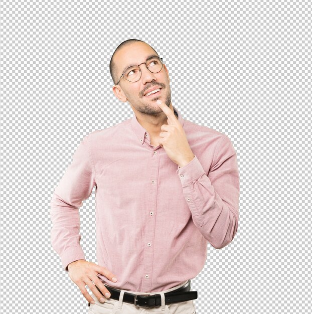 Hombre joven feliz haciendo un gesto de duda