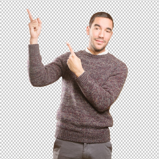 Hombre joven feliz haciendo un gesto de espectáculo