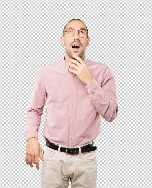 Hombre joven feliz mirando hacia arriba gesto
