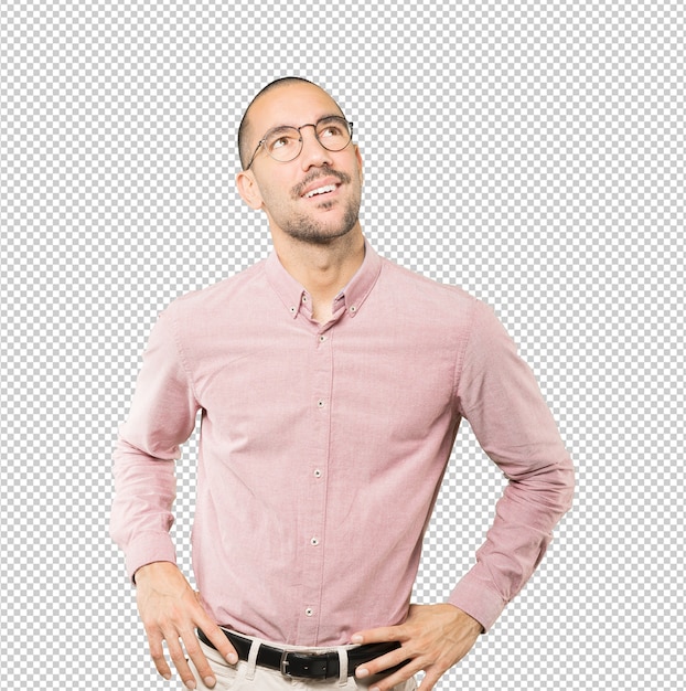 Hombre joven feliz mirando hacia arriba gesto