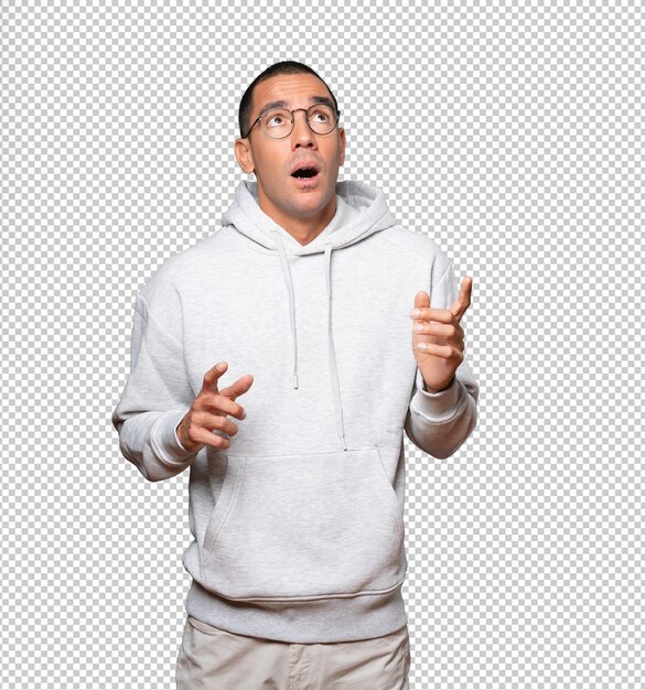 Hombre joven feliz mirando hacia arriba gesto