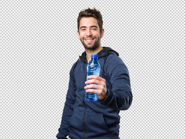 Hombre joven feliz que sostiene una botella de agua