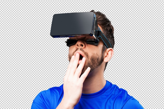 Hombre joven con gafas de realidad virtual