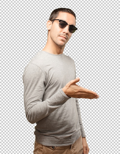 Hombre joven con gafas de sol haciendo gestos