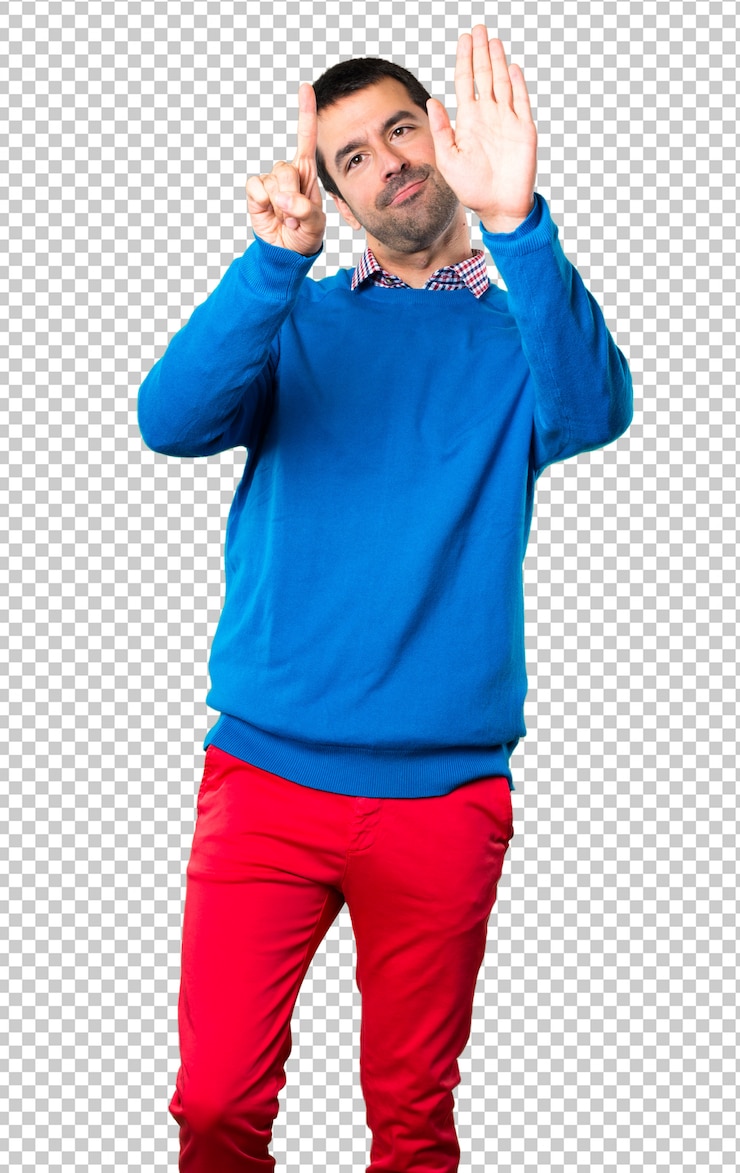 PSD hombre joven hermoso que toca en la pantalla transparente