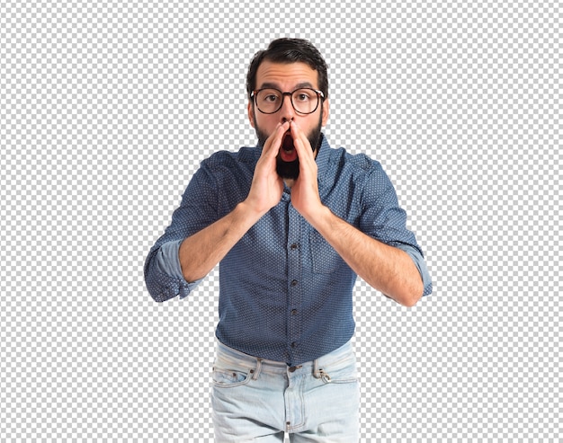 Hombre joven inconformista gritando sobre fondo blanco