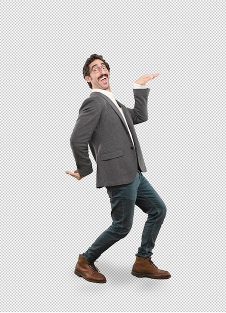 Hombre joven loco en pose de bailar