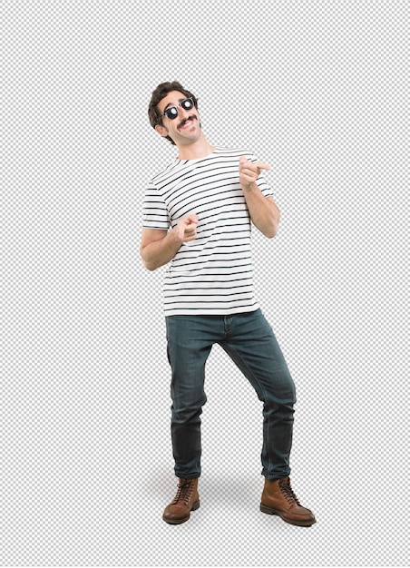 Hombre joven loco en pose de bailar