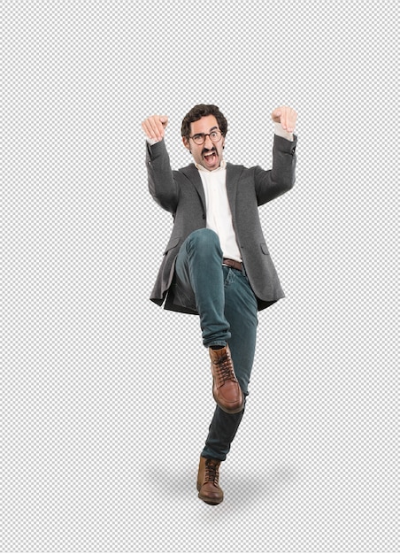 Hombre joven loco en pose de luchar