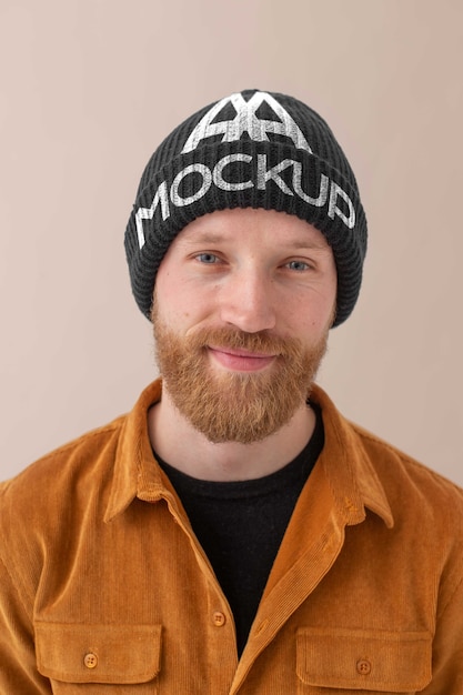 Hombre joven con maqueta de gorro