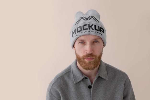 Hombre joven con maqueta de gorro