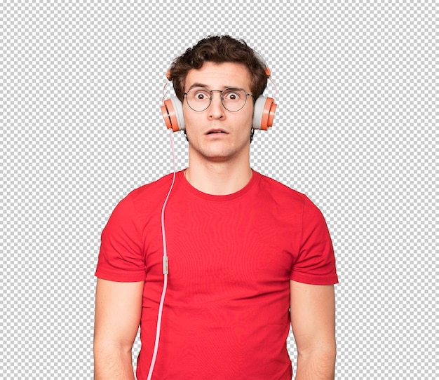 Hombre joven preocupado con auriculares