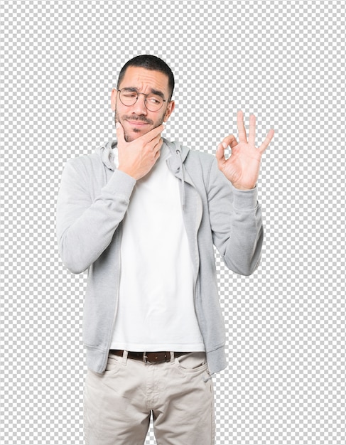 Hombre joven preocupado dudando y haciendo un gesto de aprobación