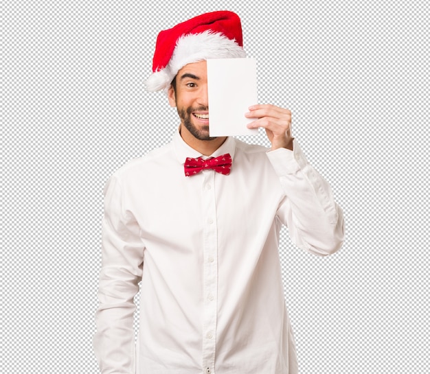 PSD hombre joven que lleva un sombrero de papá noel el día de navidad