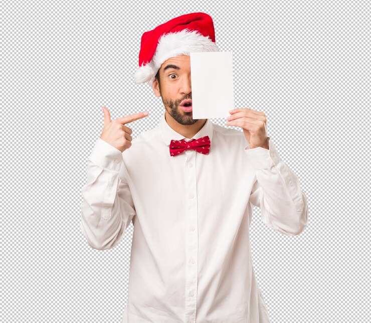 PSD hombre joven que lleva un sombrero de papá noel el día de navidad