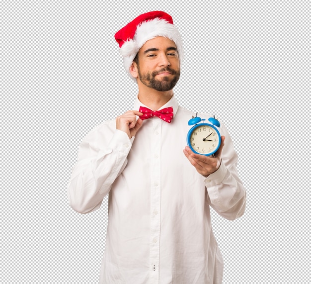 Hombre joven que lleva un sombrero de Papá Noel el día de Navidad