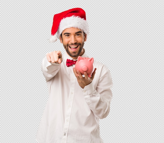 PSD hombre joven que lleva un sombrero de papá noel el día de navidad