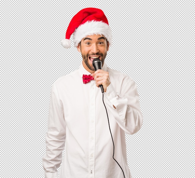 Hombre joven que lleva un sombrero de Papá Noel el día de Navidad