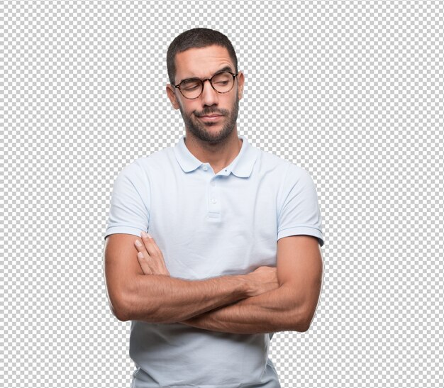 Hombre joven serio con un gesto de brazos cruzados