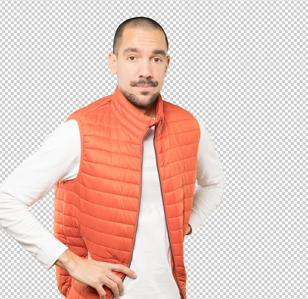 Hombre joven serio con un gesto de decepción