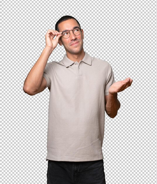 Hombre joven serio con un gesto de decepción