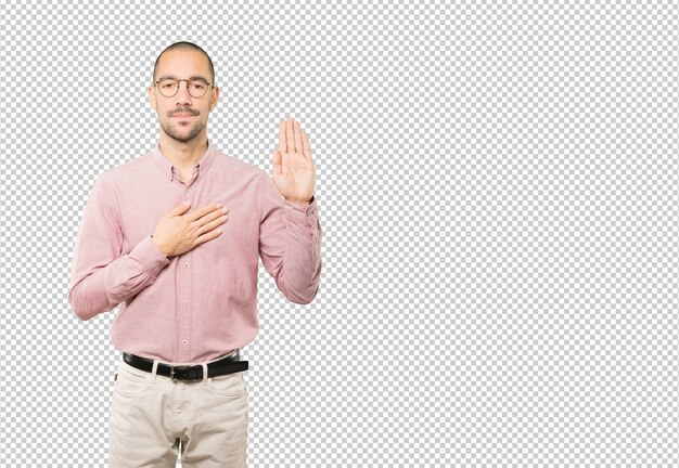 Hombre joven serio con un gesto de juramento