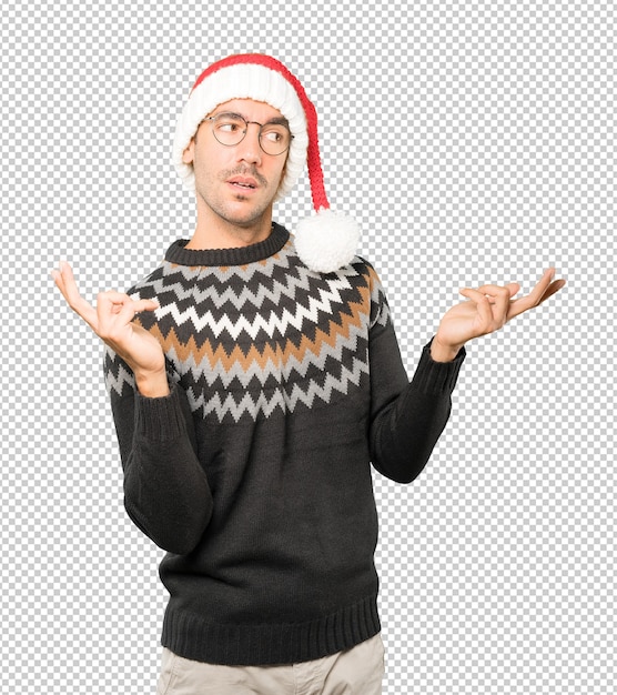 Hombre joven con un sombrero de Navidad mientras gesticula aislado