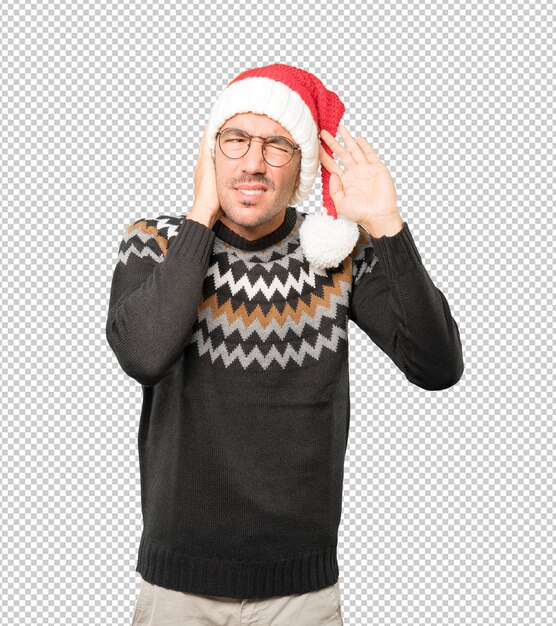 Hombre joven con un sombrero de navidad mientras gesticula aislado