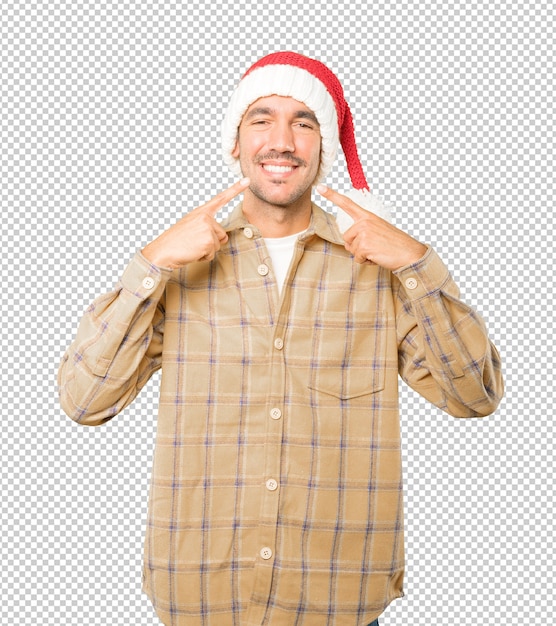 PSD hombre joven con un sombrero de navidad mientras gesticula aislado